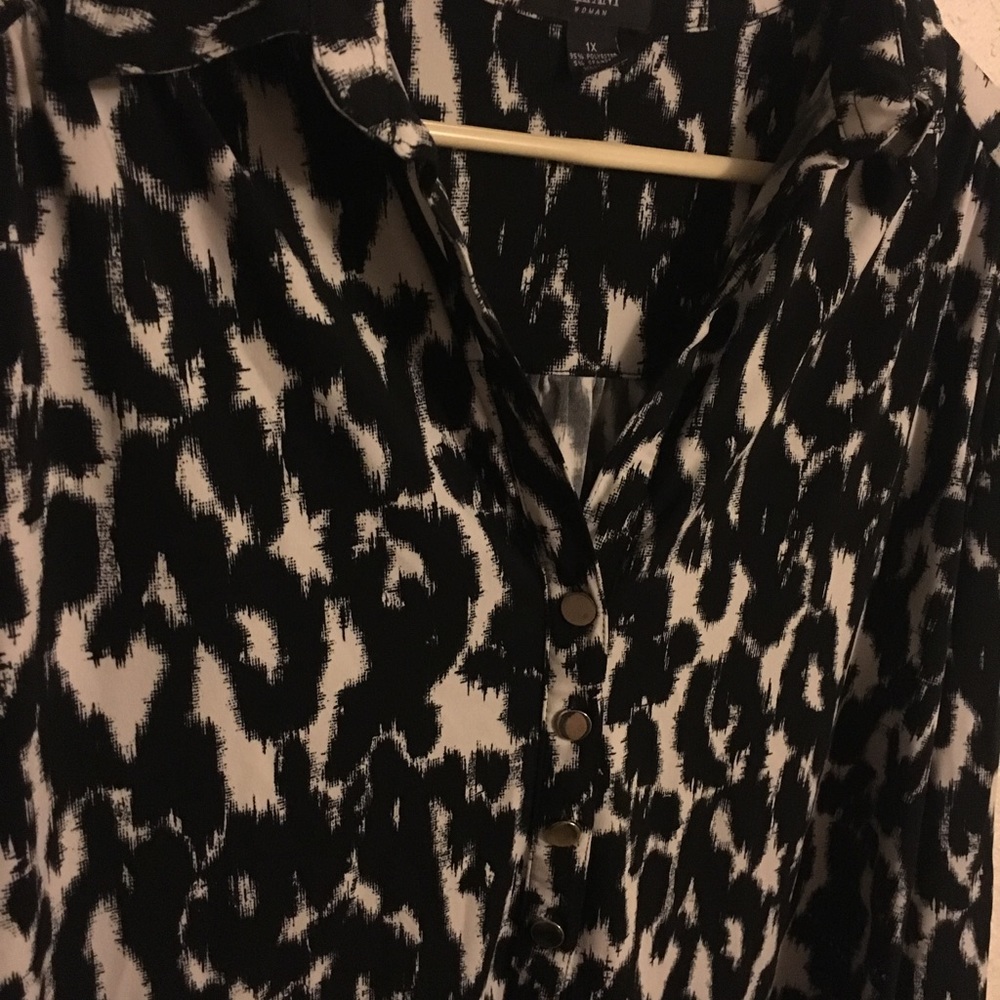 Alfani Black White Abstract Button Front Blouse 1X Tunic Business Casual Top - Picture 3 of 4